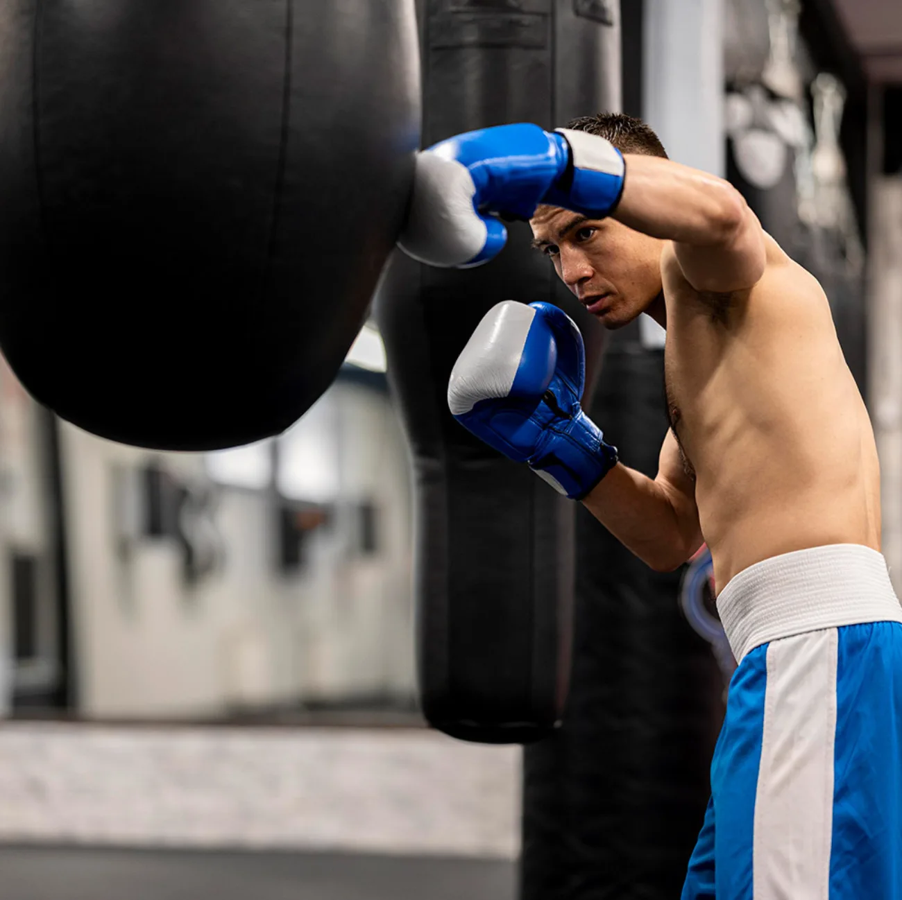 Boxeador golpeando el saco