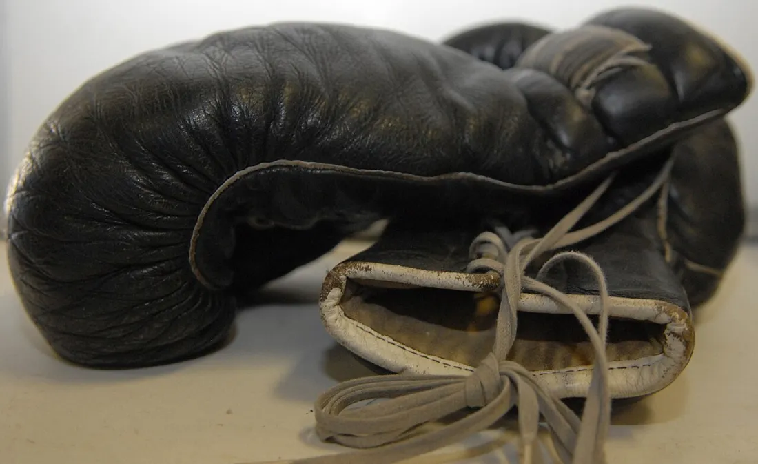 Guantes de boxeo de cuero con cordones