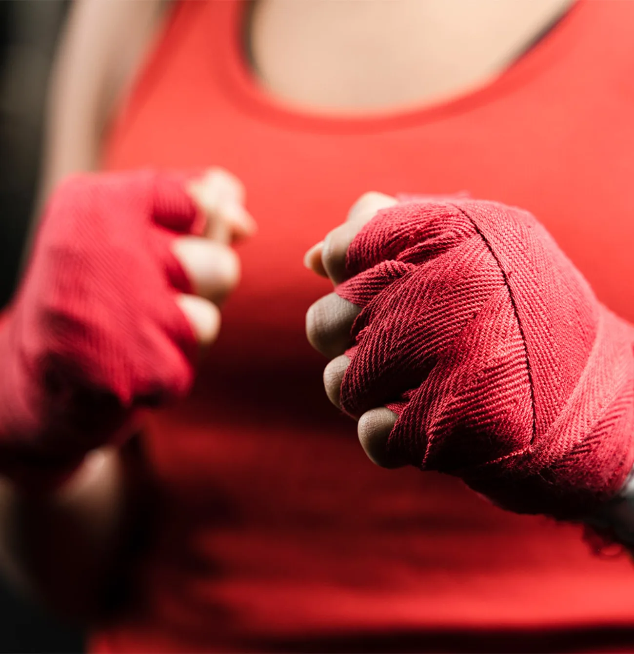 Persona colocándose las vendas de boxeo en la mano