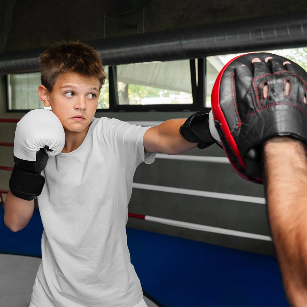 Persona entrenando boxeo en casa con guantes