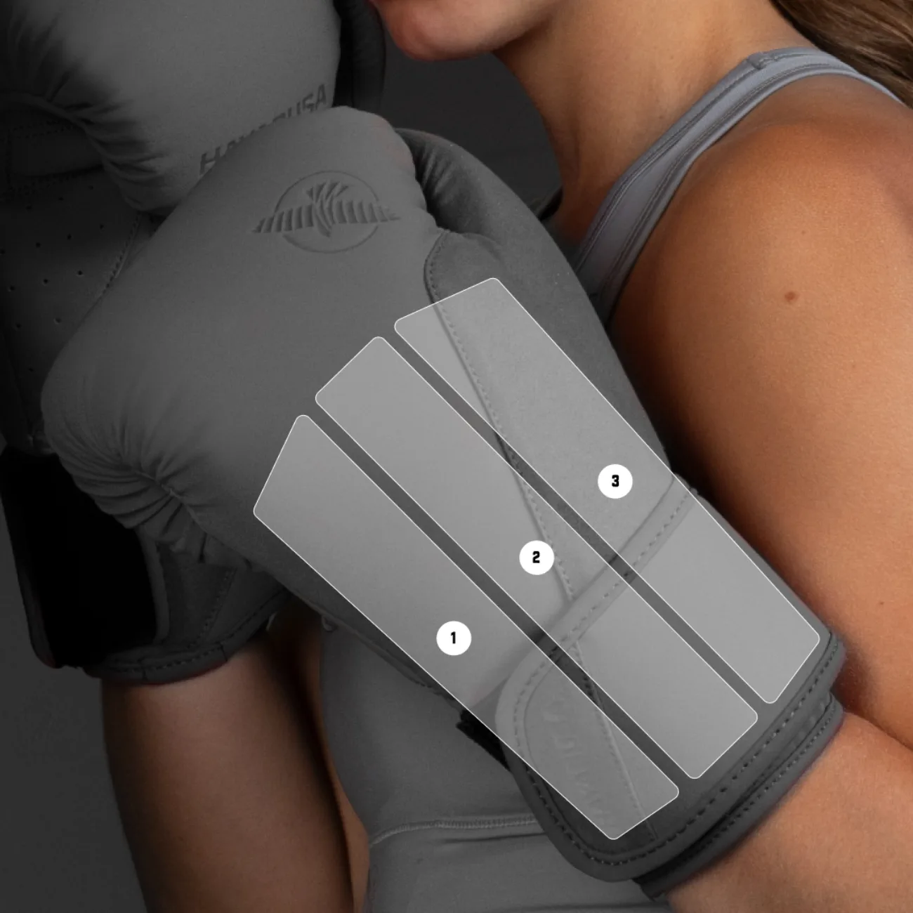 Manos vendadas antes de ponerse los guantes de boxeo